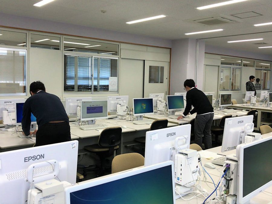 沖縄女子短期大学のパソコン教室で準備